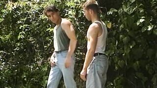 Hunks pelosi scopano nel bosco - Marc Brody e Alex Kincaid