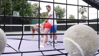 Stepbro gibt Tennisunterricht für geile Schritte