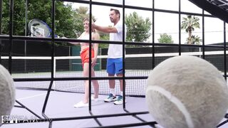 Stepbro donne une leçon de tennis à Horny Stepsis