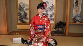 Yuria Tominaga en kimono met des choses sur sa chatte