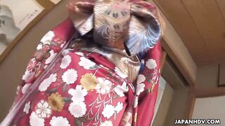 Yuria Tominaga en kimono met des choses sur sa chatte