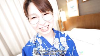 Momoko Azuma retourne dans nos studios et porte un yakata pour se masturber