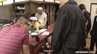 Mimi Asuka fodeu num restaurante em público