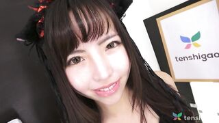 Mademoiselle Minami Sato, travailleuse dans un café pour chats, vient jouer nue