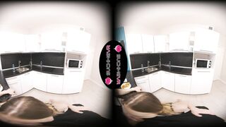 Doll Hole está de volta para nos mostrar a sua pila a sugar VR