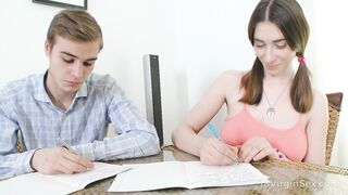 I migliori amici trascorrono la giornata studiando l'uno accanto all'altro