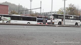 Freche Brünette zeigt ihren Arsch vor der Kamera