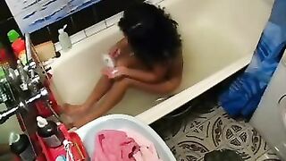 Spycam filma a un adolescente que va solo en la bañera