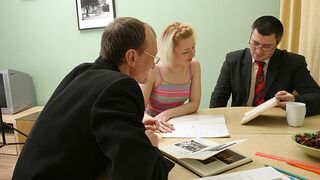 Le coed séducteur baise avec le professeur et son assistant.