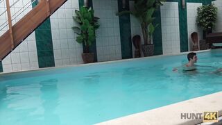 Brunette ha raccolto e scopato bene a bordo piscina privata