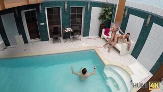 Brunette ha raccolto e scopato bene a bordo piscina privata