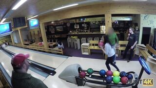 Le gars pénètre dans la beauté attrayante pendant que le cocu joue au bowling