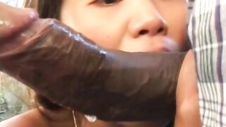 Splendida ragazza asiatica con un grande dong nero