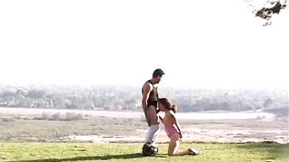 Pareja teniendo sexo al aire libre