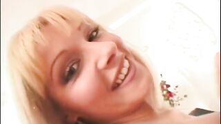 Blonde MILF mit rundem Arsch und großen Brüsten wird anal geschlagen