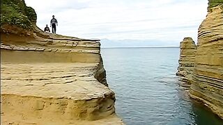 Trozos musculares golpeando y chupando pollas al aire libre