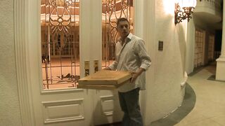 Entregador de pizza entrega uma foda hardcore