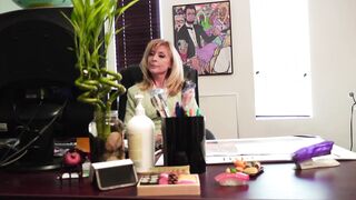 Nina Hartley ocupa um incrível 69º lugar com a sua secretária