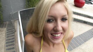 Heiße Blondine masturbiert am Pool, wenn sie einen harten Gast hat