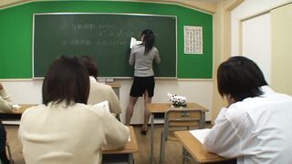 Un beau professeur de japonais aime le sexe oral à l'infirmerie du collège