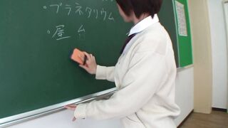 A universitária japonesa excitada adora sexo hardcore na sala de aula