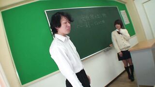 A universitária japonesa excitada adora sexo hardcore na sala de aula