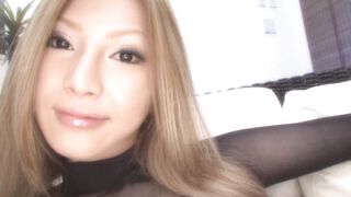 Sexy japanische Babe hat ihre Muschi mit Essstäbchen und Sexspielzeug gehänselt