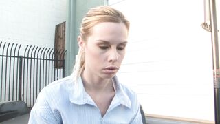 Heiße Blondine Milf nutzt unruhiges Baby aus