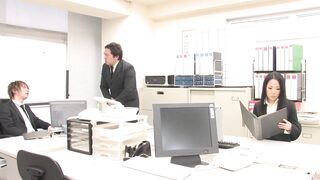 Atemberaubendes japanisches Mädchen wird in einem Büro hart gepflügt