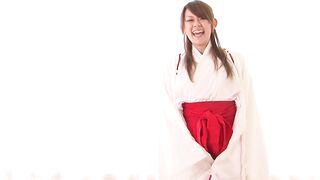 Diversão excêntrica com uma morena japonesa e os seus seios gloriosos