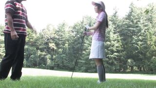 Una ragazza giapponese arrapata ha battuto forte dopo una partita di golf