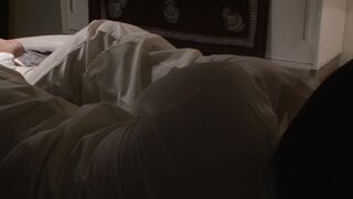 Vadia amarrada na cama e ballgagged