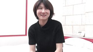 Süße japanische MILF nimmt zwei harte schwänze auf.