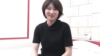 Süße japanische MILF nimmt zwei harte schwänze auf.