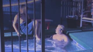 Le plaisir est génial quand vous avez une salope qui suce votre bite dans le jacuzzi