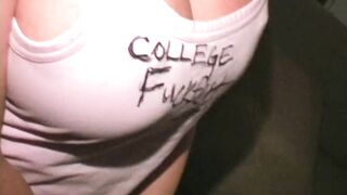 College Babe Fucking Hardcore avec Trio