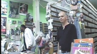 Mamada traviesa de Sophia y follar en un chico diferente en la tienda de videos