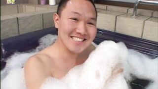 Freche japanische Mädchenbadewanne hart gefickt