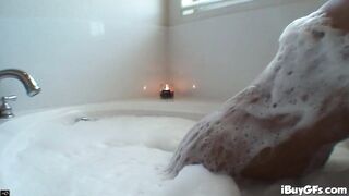 Hot Babe Badewanne zum Masturbieren