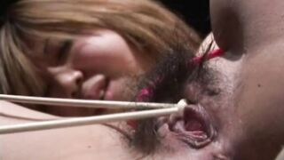 Japanese Babe a eu une corde et se masturbe Fetish FUck