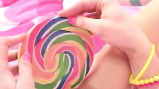 Lil Lexy frotándose el coño con Lollipop Masturbating Pussy