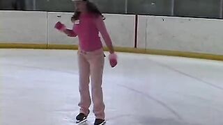 Little April y su actuación en solitario en la pista de patinaje