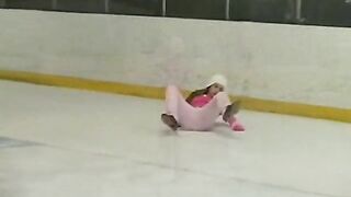 Little April y su actuación en solitario en la pista de patinaje