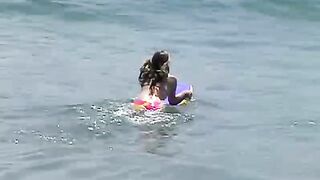 La dulce y pequeña April se mete los dedos después de un día en el mar