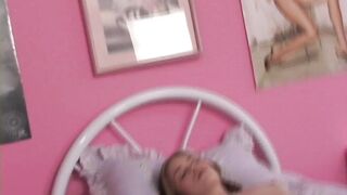 Little April Fingering Solo y orgasmo en la habitación