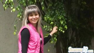 Sammy 18 Fucked Outdoor von ihrem Freund