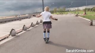 Süße Sarah Kimble Roller Blade auf dem Teil und zeigt ihre Muschi Nahaufnahme nackt im Freien