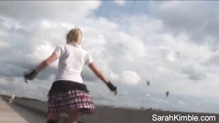 Süße Sarah Kimble Roller Blade auf dem Teil und zeigt ihre Muschi Nahaufnahme nackt im Freien