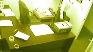 secretaria digitando y masturbando coño en la oficina