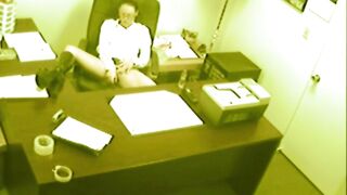 secretaria digitando y masturbando coño en la oficina